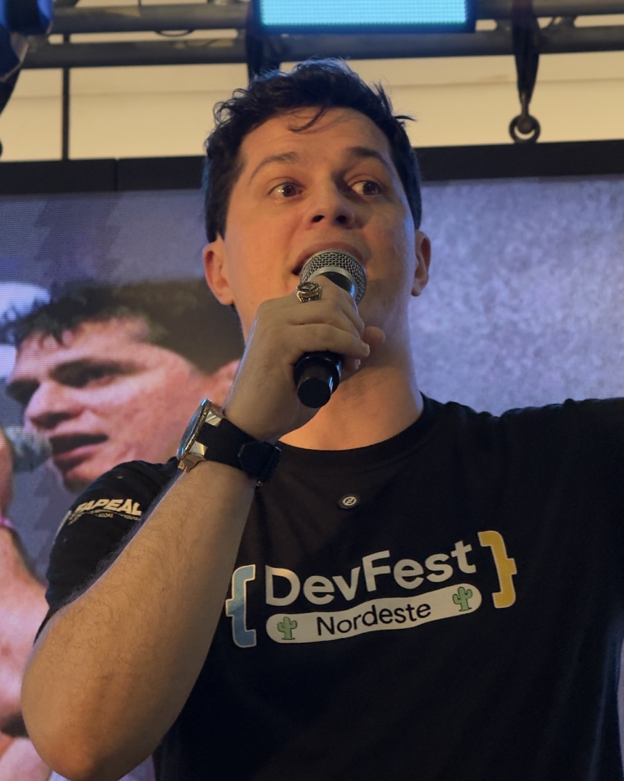 Durval Pereira palestrando em evento de tecnologia